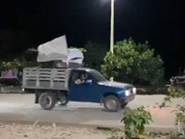 En caravanas y con banderas blancas están saliendo las familias desplazadas del Catatumbo. / Foto: Cortesía.