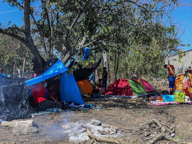 MEX5487. VERRIOZÁBAL (MÉXICO), 04/01/2024.- Migrantes descansan en un campamento improvisado hoy, en el municipio de Verriozabal (México). Decenas de migrantes del llamado &quot;éxodo de la pobreza&quot;, que partió caminando en Nochebuena desde Tapachula, Chiapas, fronteriza con Guatemala, denunciaron este jueves las acciones que el Instituto Nacional de Migración (INM) de México llevó a cabo para separar su caravana, como prometer visas y no cumplir y abandonarlos a su suerte en esa región del país. EFE/Carlos López