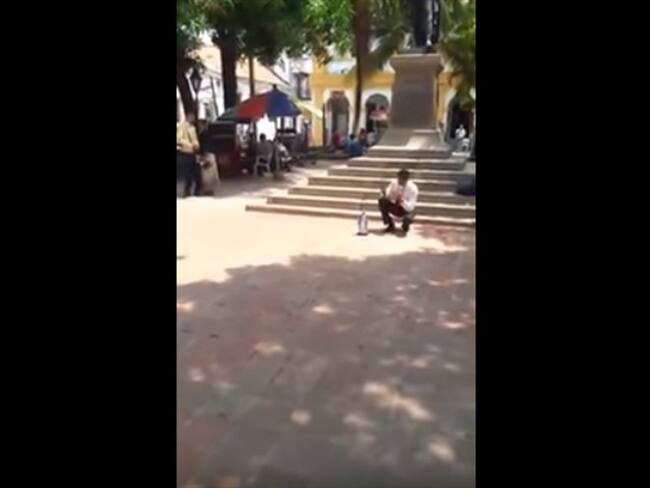 Un pastor evangélico rompió una martillazos una imagen de la Virgen María