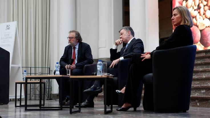 John Carlin, Juan Manuel Santos y Federica Mogherini durante el encuentro sobre el proceso de paz en Colombia que se celebró en Bruselas. Foto: Agencia EFE - Elena Sánchez