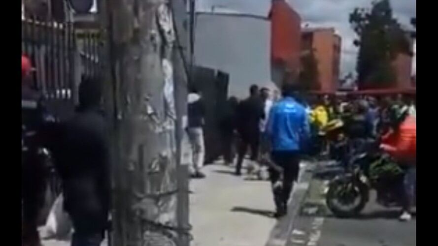 Dos policías resultaron heridos con arma de fuego en medio de un atraco. Foto: Captura de video