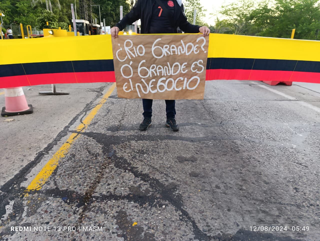 Siguen las protestas en dos vías de Santander por el mal estado de la malla vial. Foto: Suministrada