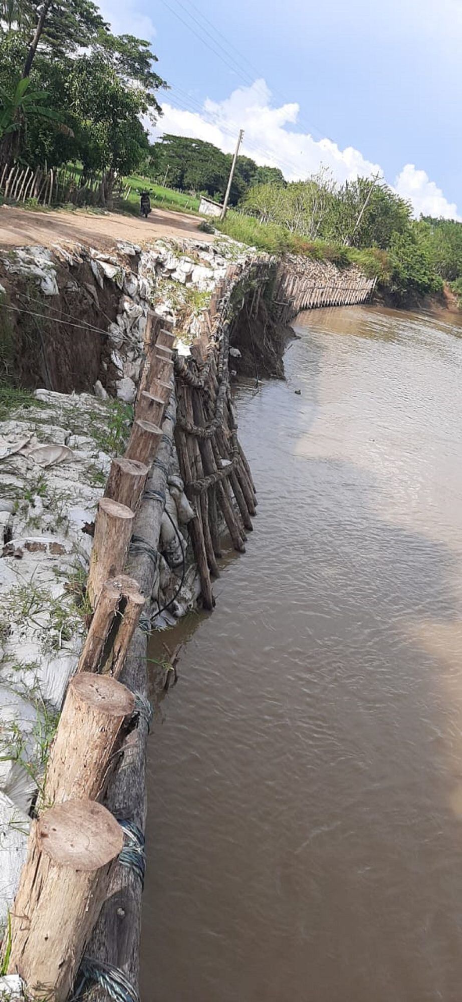 Alerta en Los Gómez, zona rural de Lorica por hundimiento del muro de contención. Foto: cortesía Domingo Cogollo