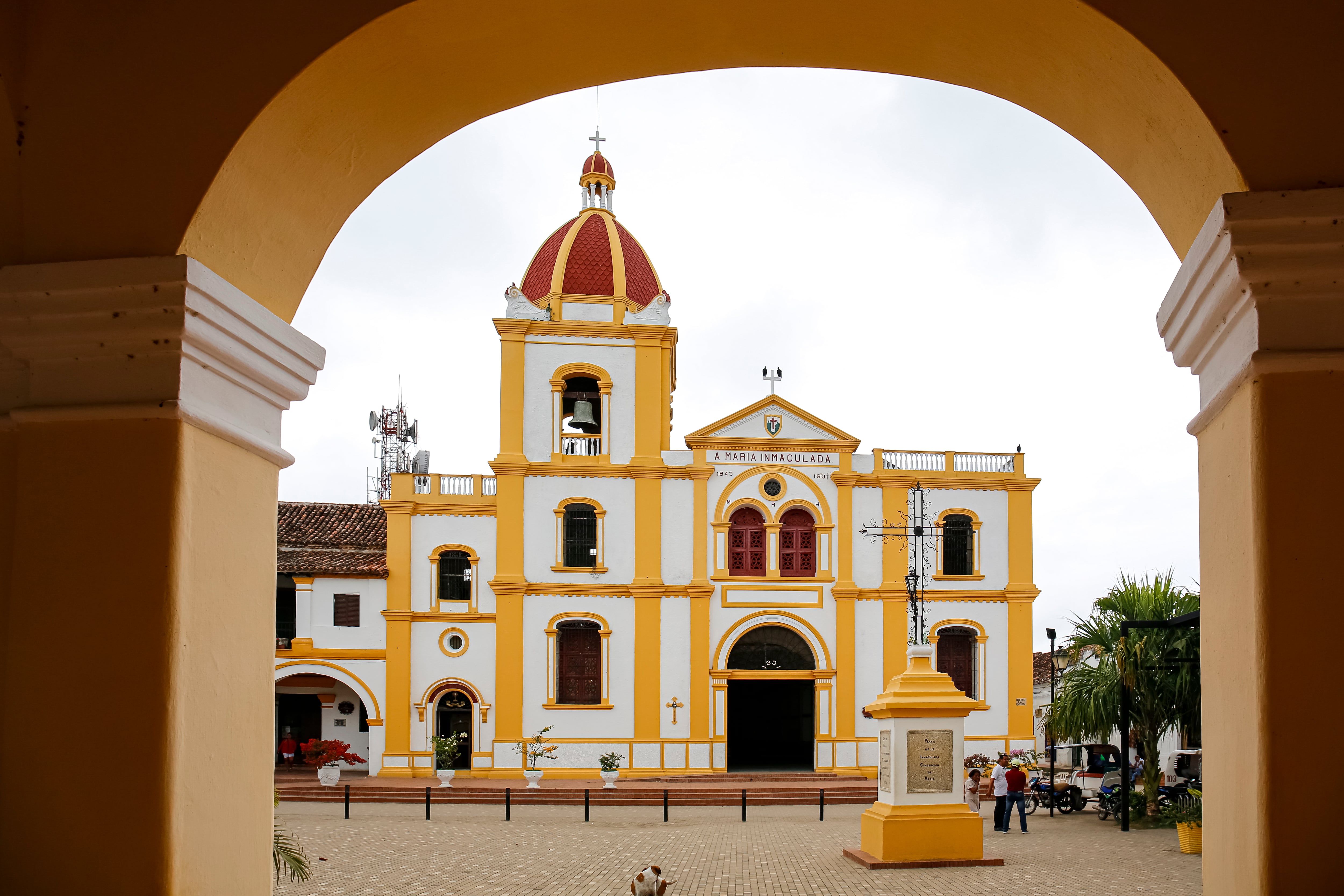 Vista de la iglesia principal de Santa Cruz de Mompox (Foto vía GettyImages)