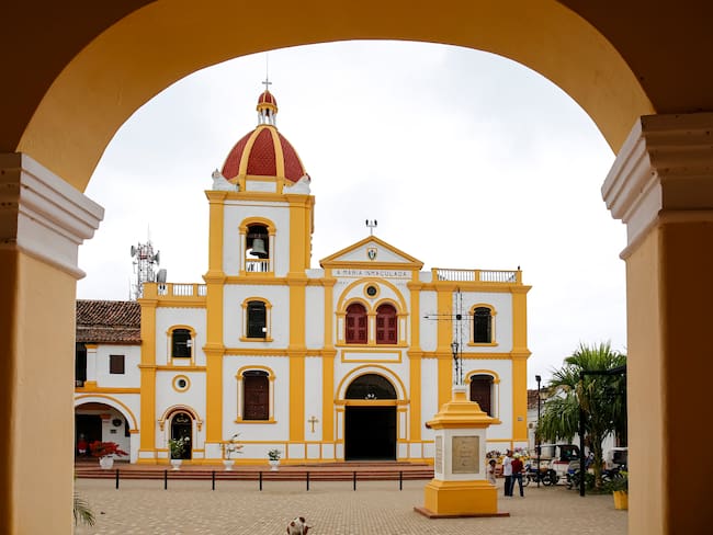 Vista de la iglesia principal de Santa Cruz de Mompox (Foto vía GettyImages)