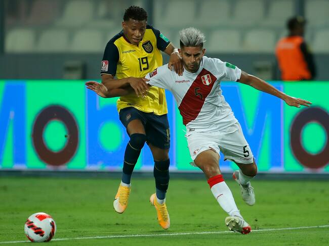 Gonzalo Plata de Ecuador disputando balón con Carlos Zambrano de Perú