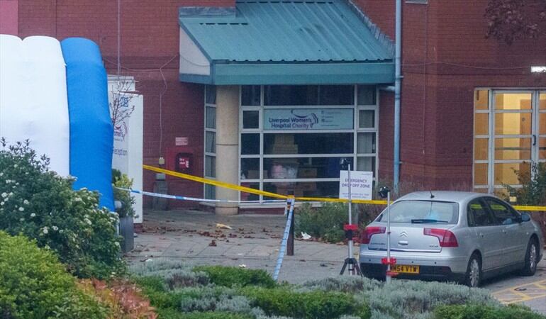 Explosión de un taxi en Liverpool, Reino Unido, frente a un hospital. Foto: Getty Images