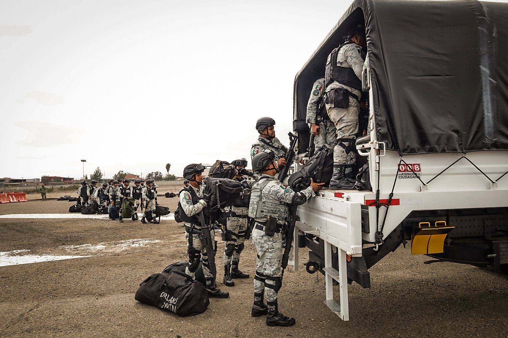 Agentes de la Guardia Nacional de México llegan a Tijuana. FOTO: EFE/ Joebeth Terríquez