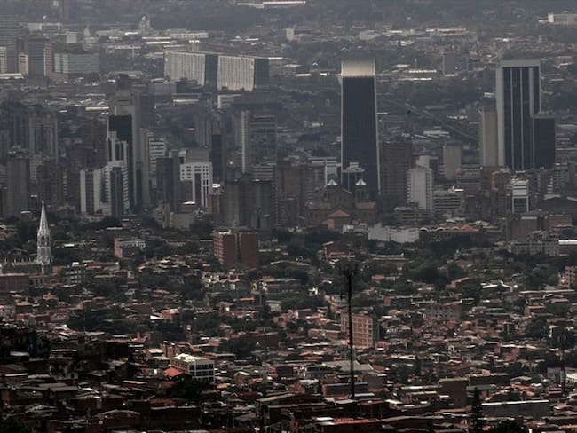 Bus eléctrico rueda en Medellín para impulsar movilidad sostenible. Foto: Getty Images