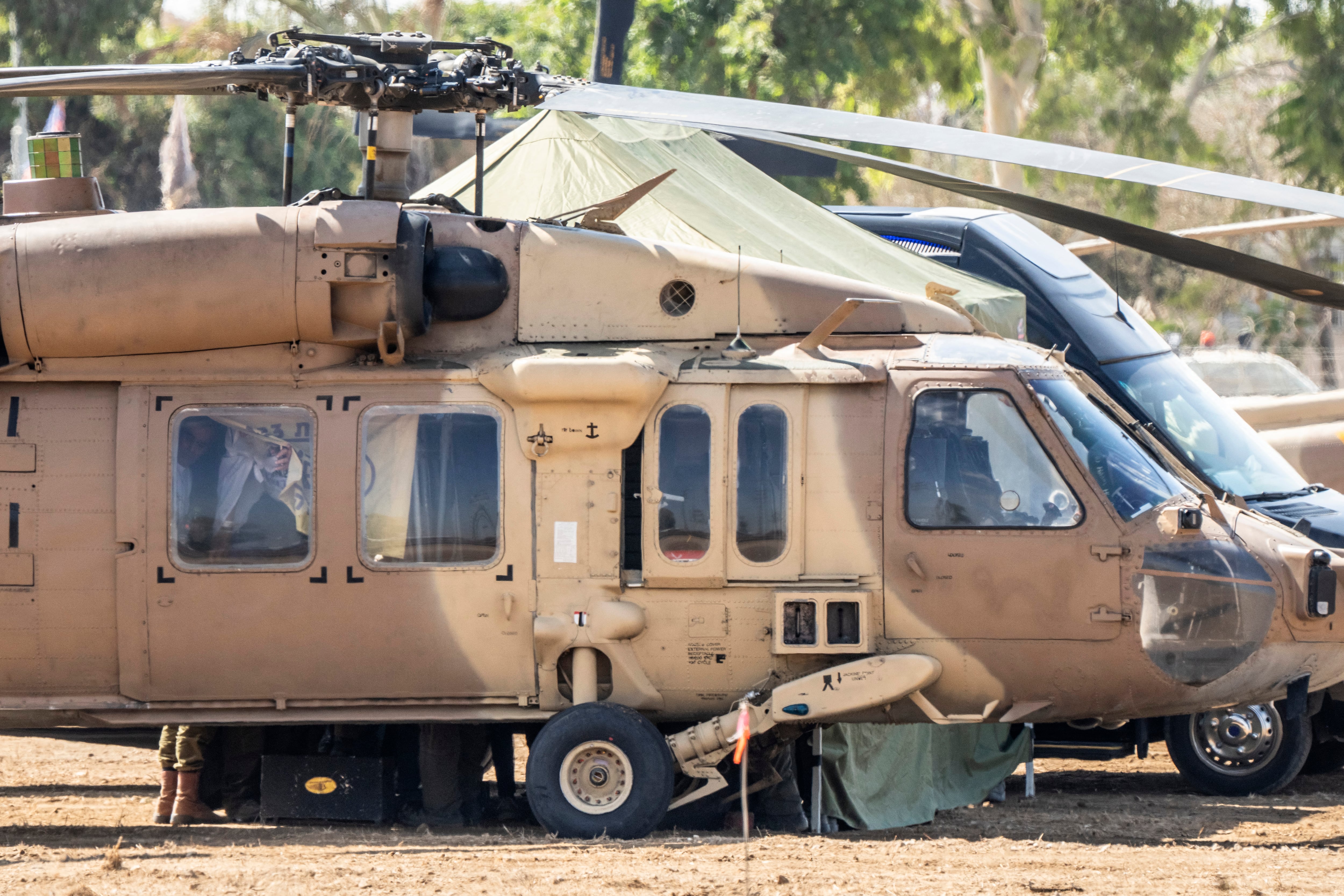 Helicóptero israelí con rehenes. Foto: MAYA LEVIN / AFP.