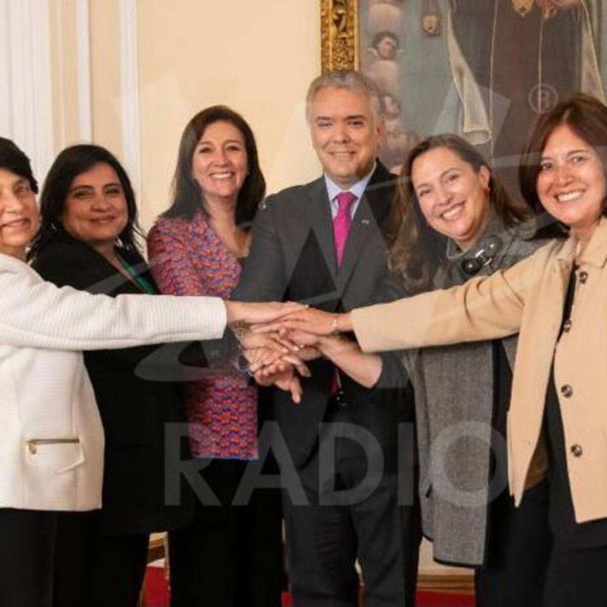 Cuestionan independencia de poderes por fotografía de magistradas de la Corte Constitucional con el presidente Iván Duque