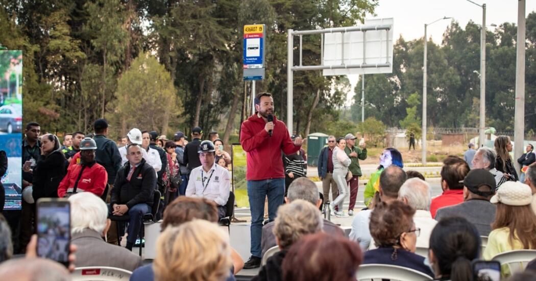 Alcalde de Bogotá, Carlos Fernando Galán, durante la entrega de dos tramos en la avenida Guacayanes a la comunidad de la localidad de Kennedy. Foto: Alcaldía de Bogotá.