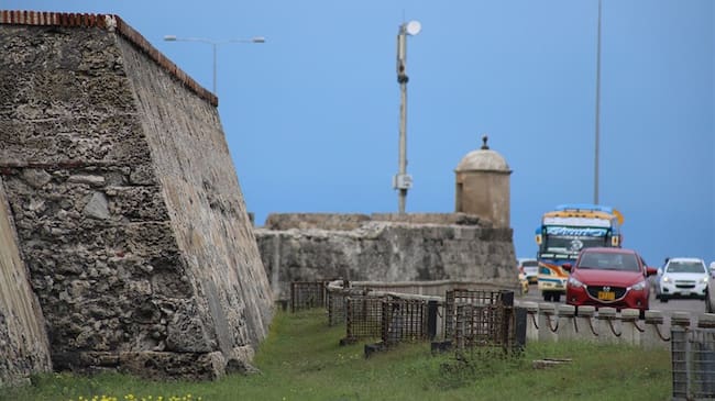 El cordón amurallado del Centro Histórico de Cartagena, uno de los principales atractivos de La Heroica, está siendo atacado por una bacteria. Foto: Cortesía Unicartagena
