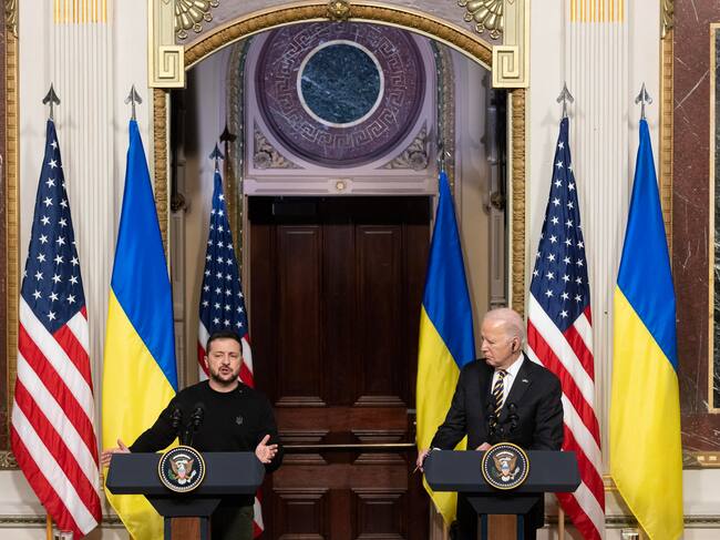Washington (United States), 12/12/2023.- US President Joe Biden (R) and Ukrainian President Volodymyr Zelensky (L) hold a joint news conference in the Indian Treaty Room of the Eisenhower Executive Office Building, on the White House complex in Washington, DC, USA, 12 December 2023. Ukrainian President Zelensky is in Washington to meet with members of Congress at the US Capitol and US President Joe Biden at the White House to make a last-ditch effort to convince the US Congress for further military aid before the holiday recess. Republicans want concessions from Democrats on border security in order to support aid to Ukraine. (Ucrania) EFE/EPA/MICHAEL REYNOLDS