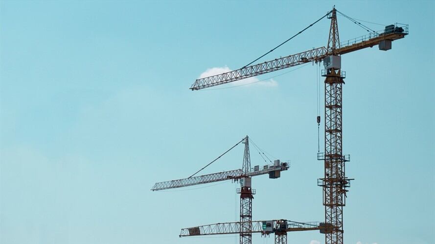 La Contraloría indica que hay 59 proyectos de vivienda, por $166.000 millones, que están en estado crítico por suspensiones e incumplimientos. Foto: Getty Images / ADRIANA DUDULEANU