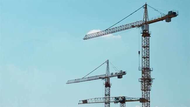 La Contraloría indica que hay 59 proyectos de vivienda, por $166.000 millones, que están en estado crítico por suspensiones e incumplimientos. Foto: Getty Images / ADRIANA DUDULEANU