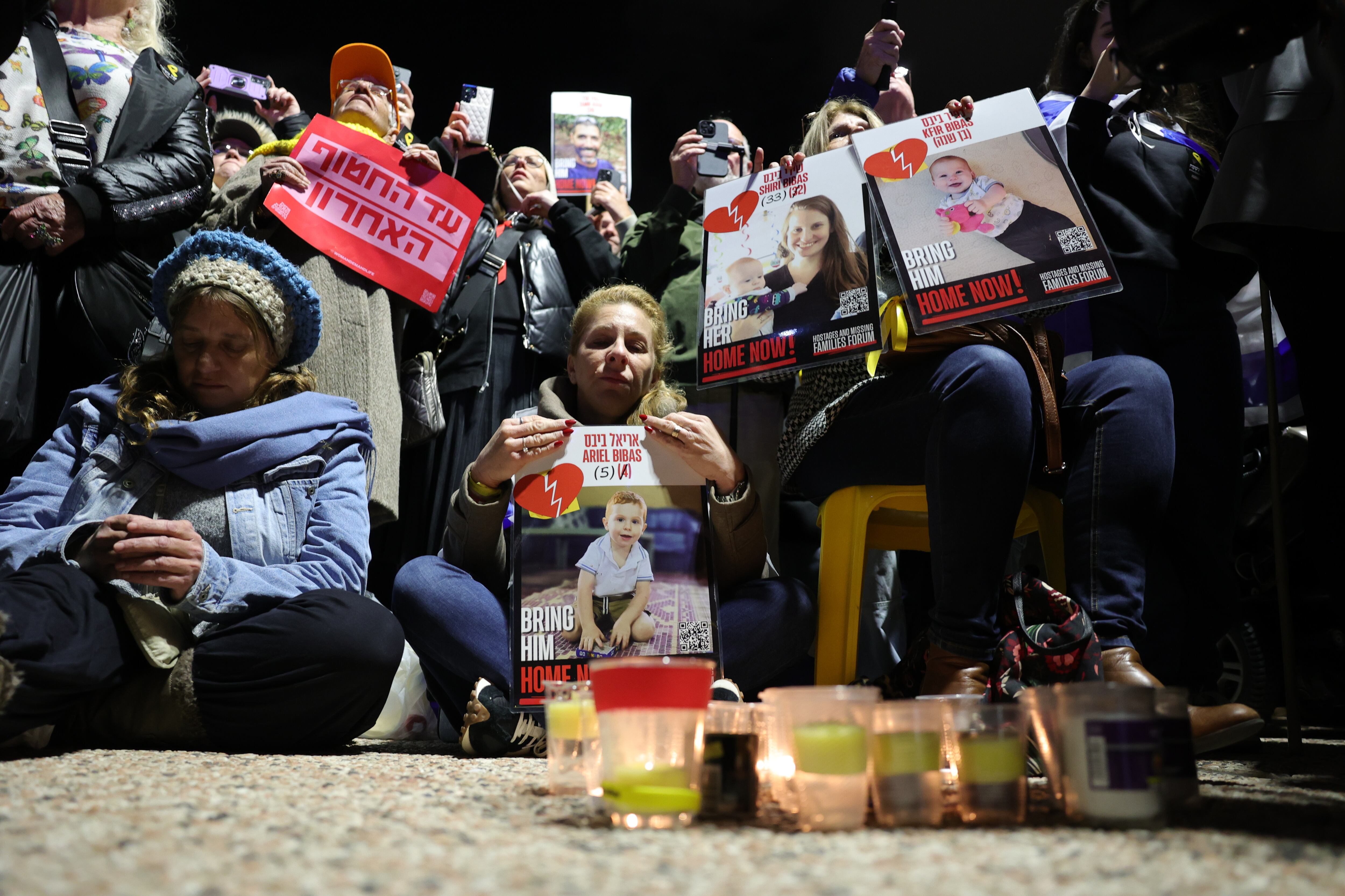 Tel Aviv (Israel), 20/02/2025.- Varias personas se reúnen para encender velas en la Plaza de los Rehenes tras la liberación de los cadáveres de cuatro rehenes israelíes retenidos en Gaza.