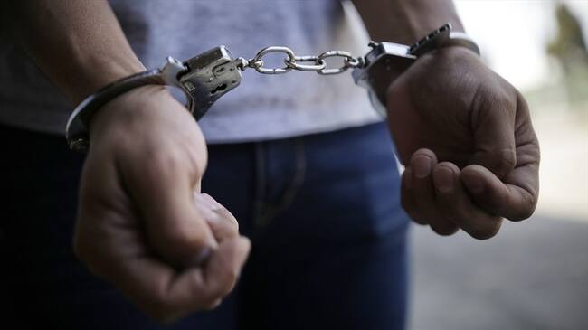 Durante el allanamiento, según las autoridades, al detenido se le encontró un arma de fuego y uniformes de uso privativo de las Fuerzas Militares. Foto: Colprensa