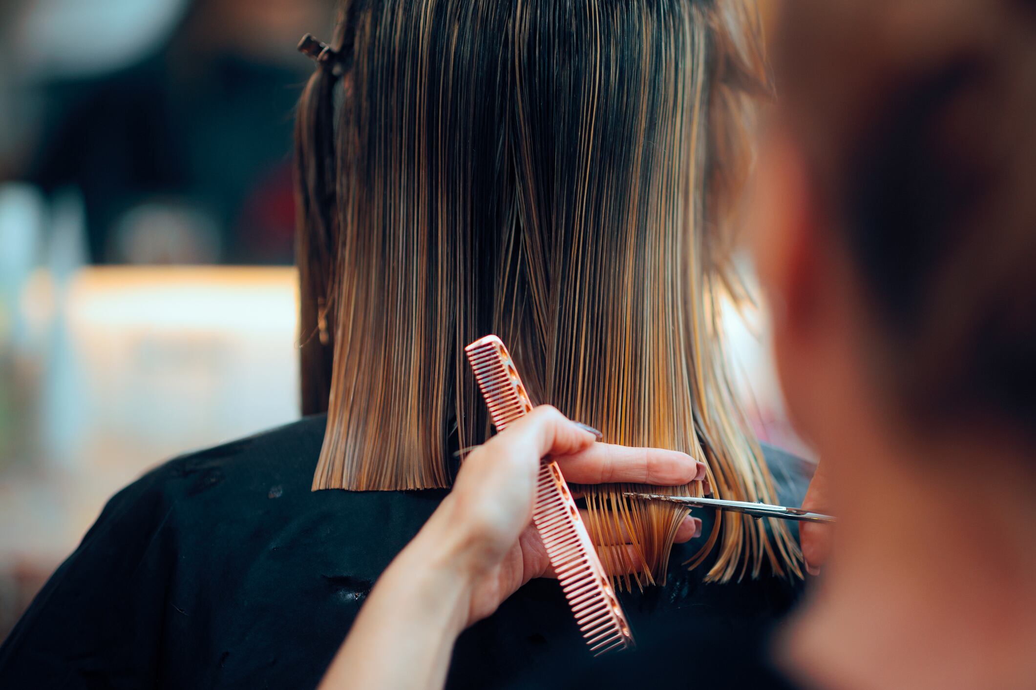 Persona cortándose el cabello. Foto: Getty Images.