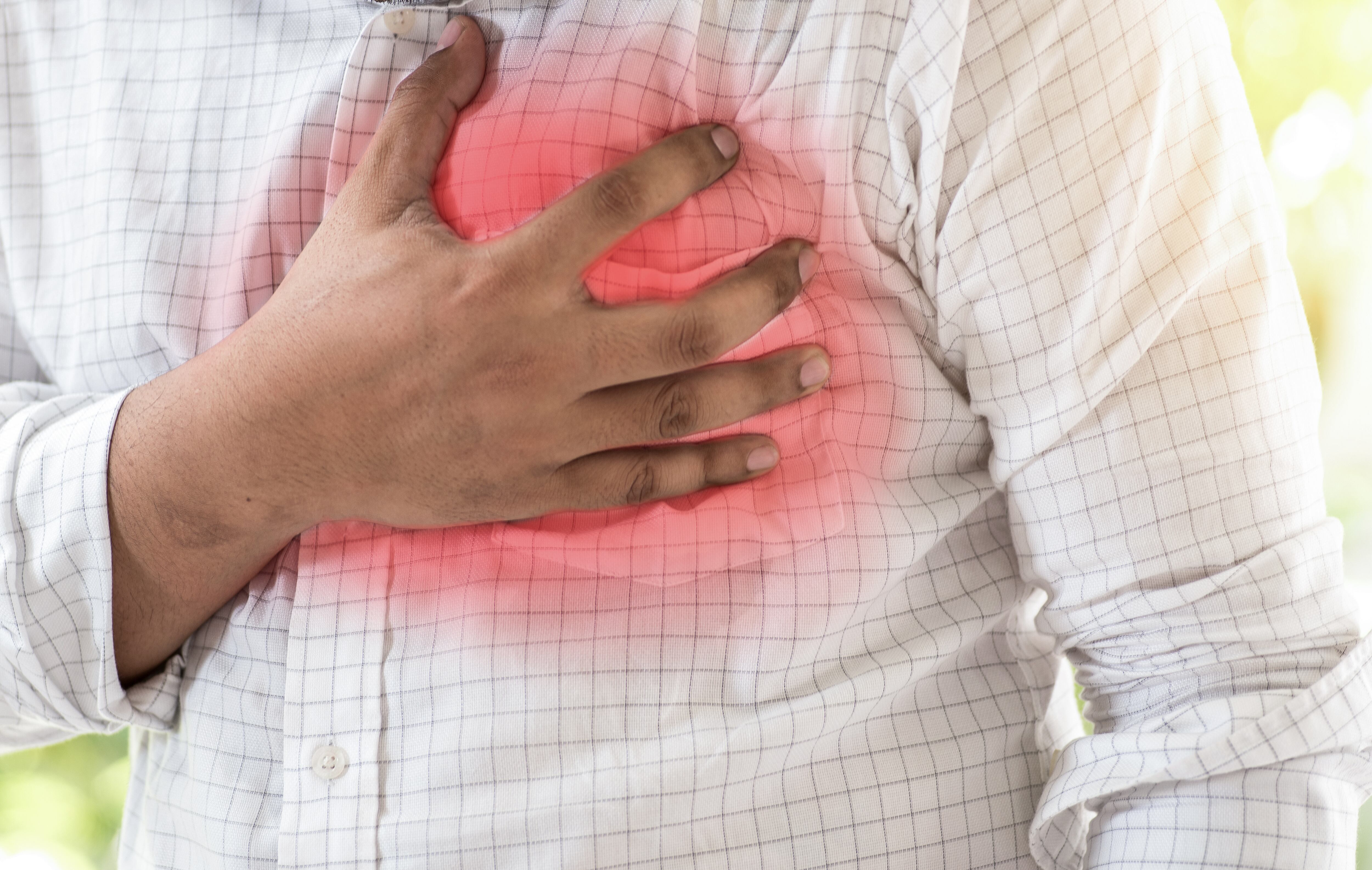 Imagen referencia de un hombre sufriendo un ataque al corazón (GettyImages)