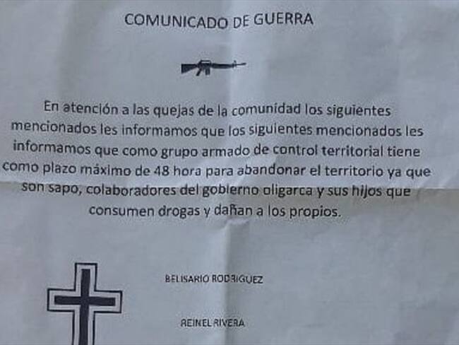 Este panfleto fue encontrado en la finca, lo que generó la salida de los ciudadanos . Foto: Anuc