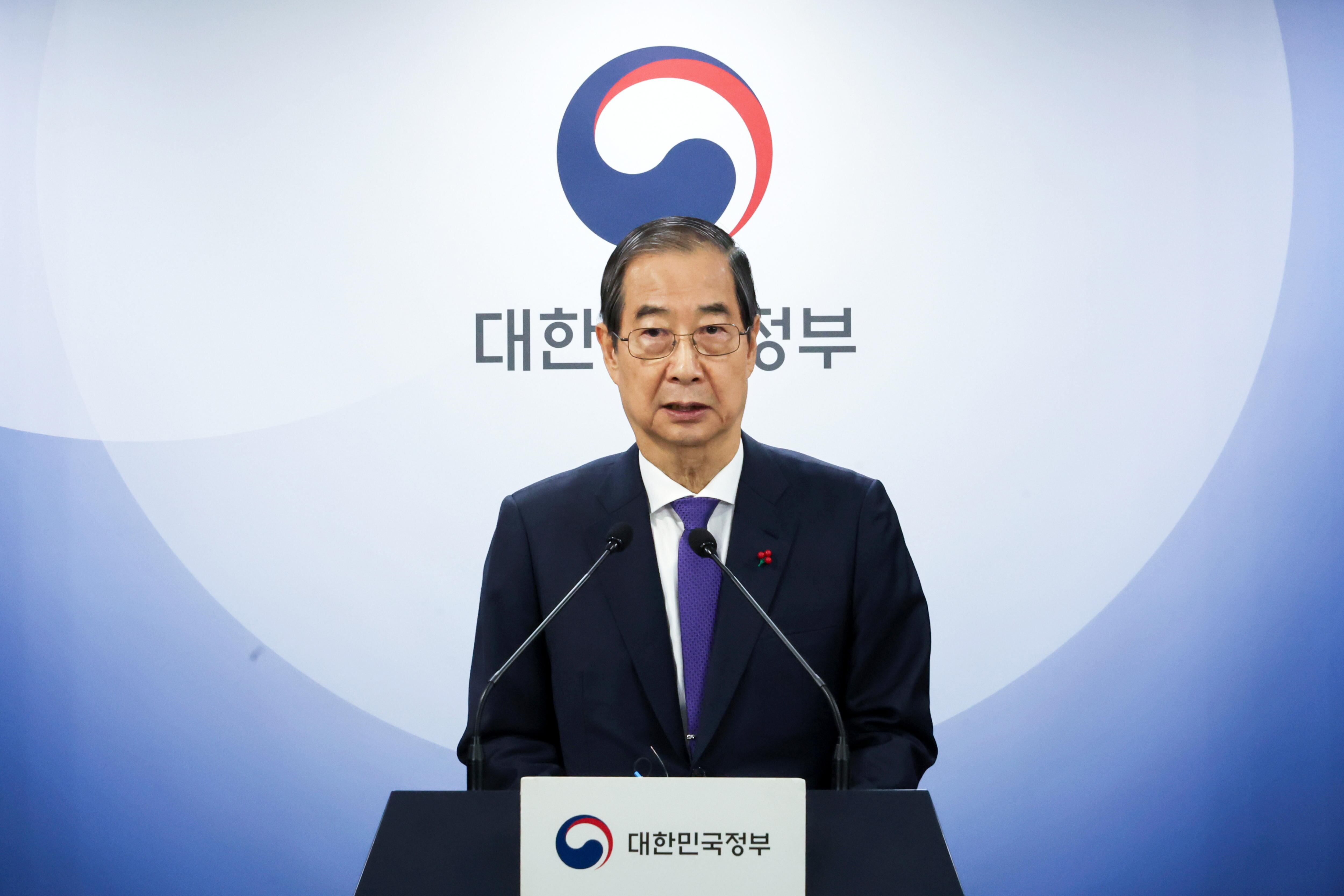 El presidente en funciones de Corea del Sur, Han Duck-soo, lee una declaración a la nación en el Complejo Gubernamental de Seúl, Corea del Sur, el 26 de diciembre de 2024.