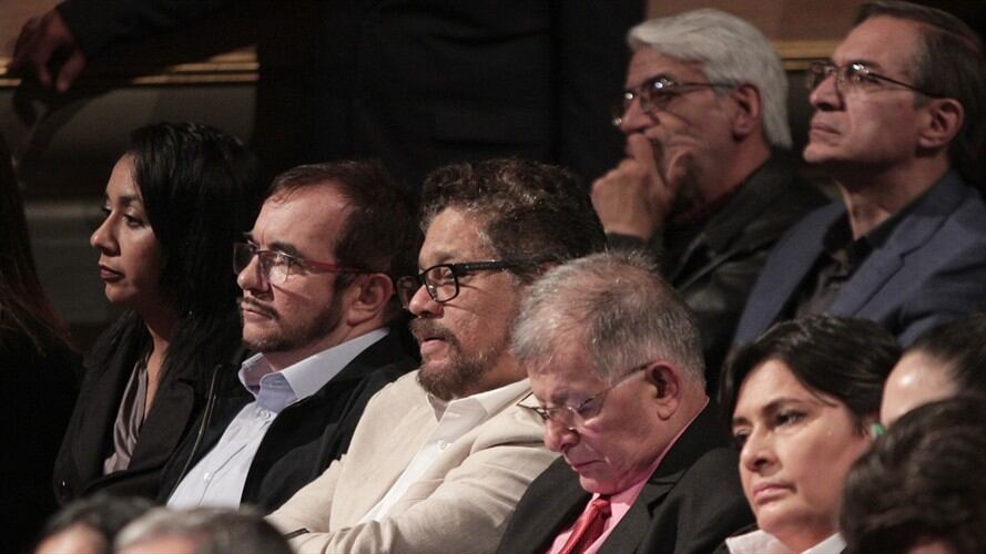 Firma del acuerdo de paz del teatro Colón. Foto: Colprensa