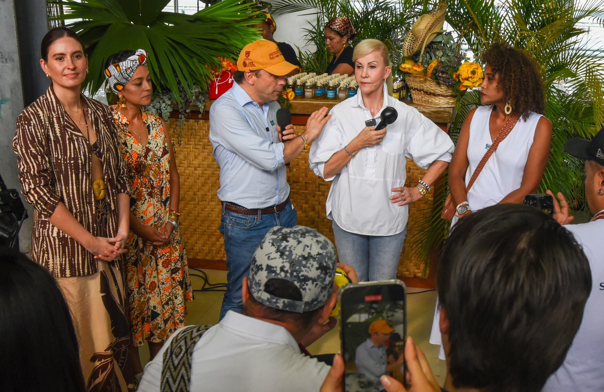 El alcalde de Cali Alejandro Eder (c) habla junto a la gobernadora del Valle del Cauca, Dilian Francisca Toro (2-d), la secretaria de turismo de Cali, Mabel Lara (d), y la gestora social de la alcaldía de Cali,Taliana Vargas (i). Foto: EFE/ Ernesto Guzmán.