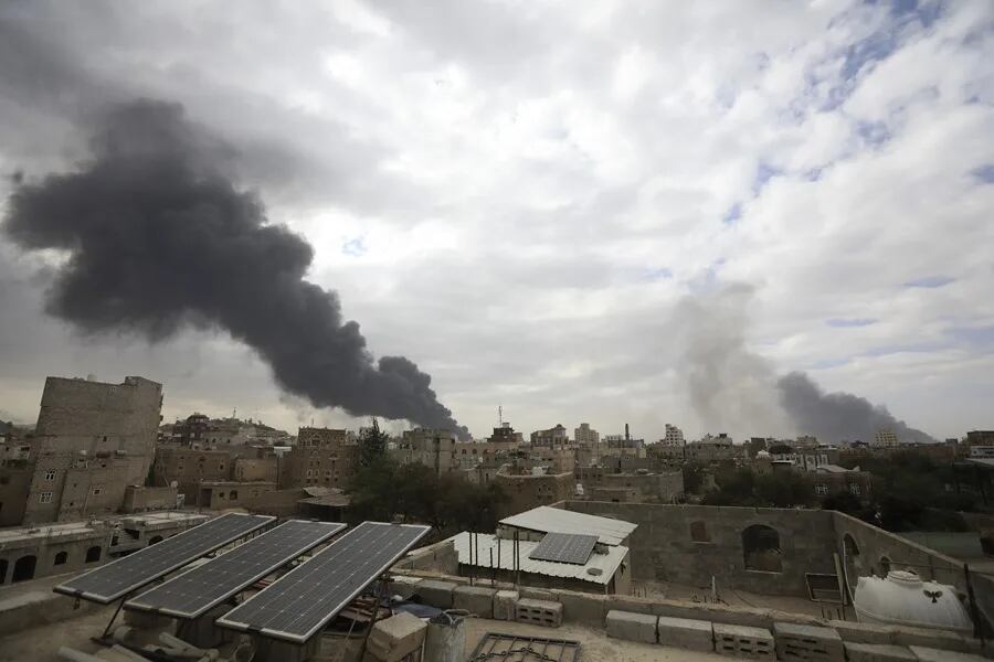 Humo en edificios tras los ataques aéreos israelíes en Saná, Yemen. Foto: EFE/EPA/YAHYA ARHAB