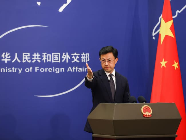Pekín (China), 21/01/2025.- El portavoz del Ministerio de Asuntos Exteriores chino, Guo Jiakun, gesticula durante una rueda de prensa.