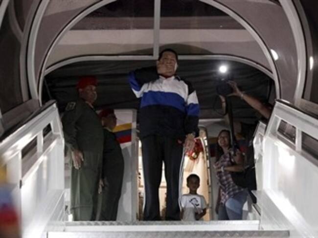 Hugo Chávez ya se encuentra en La Habana, donde lo recibió Raúl Castro