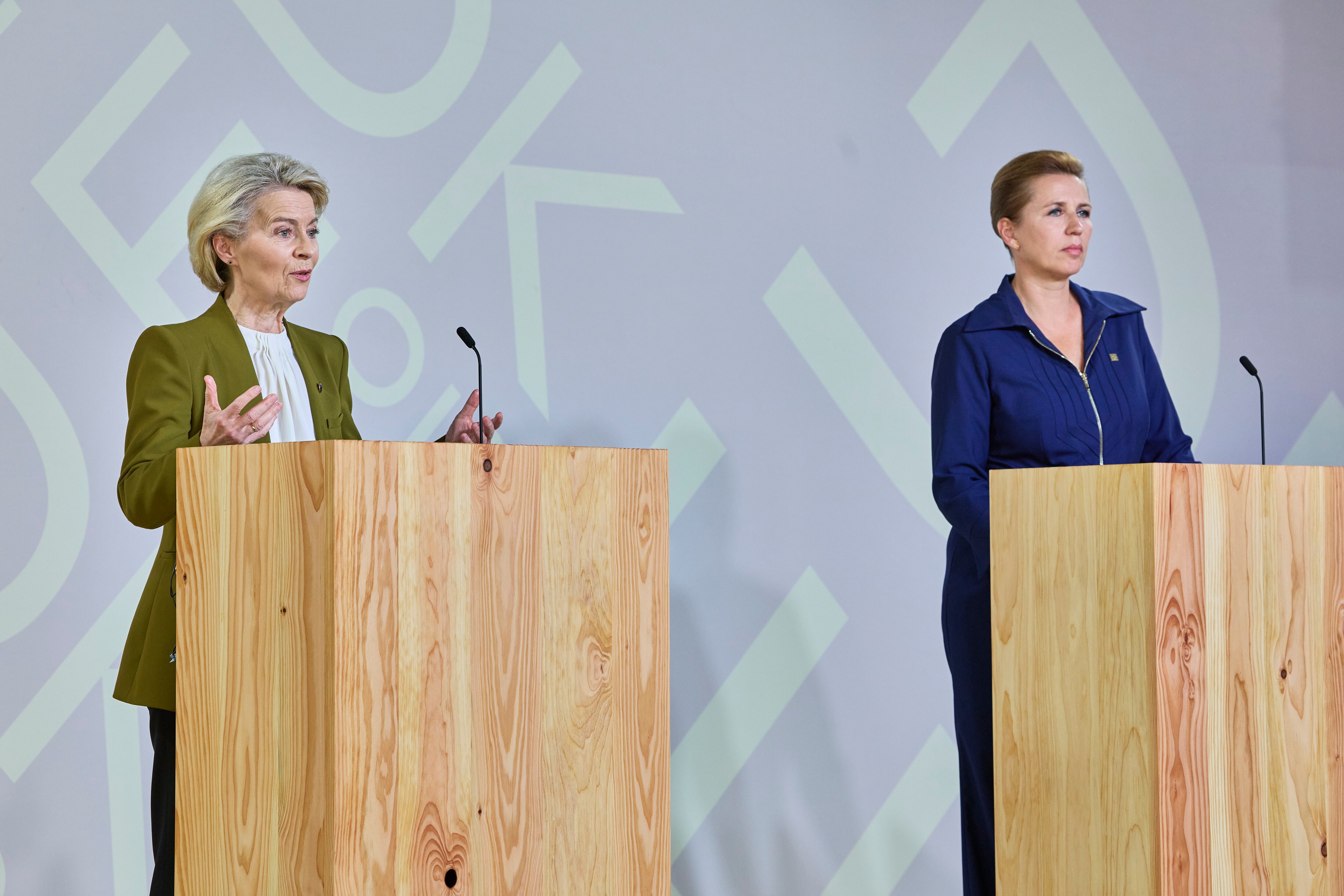 La presidenta de la Comisión Europea, Ursula von der Leyen, junto a la primera ministra de Dinamarca, Mette Frederiksen. FOTO: EFE/EPA/Mikkel Berg Pedersen DENMARK OUT