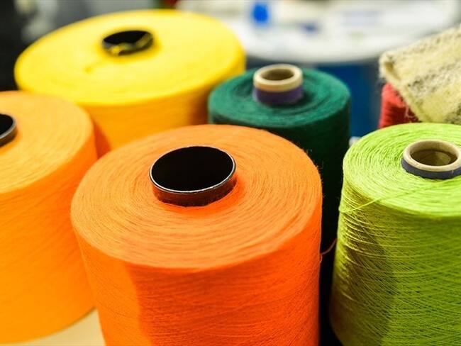 La medida busca proteger a la industria textil colombiana de las importaciones de países con condiciones precarias en el plano laboral y donde los salarios son más bajos. Foto: Colprensa