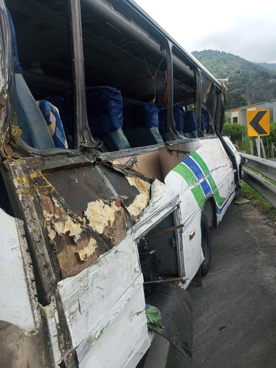 Bus accidentado en el puente Helicoidal en Calarcá, Quindío. Foto: Cortesía Reporteros de la Línea