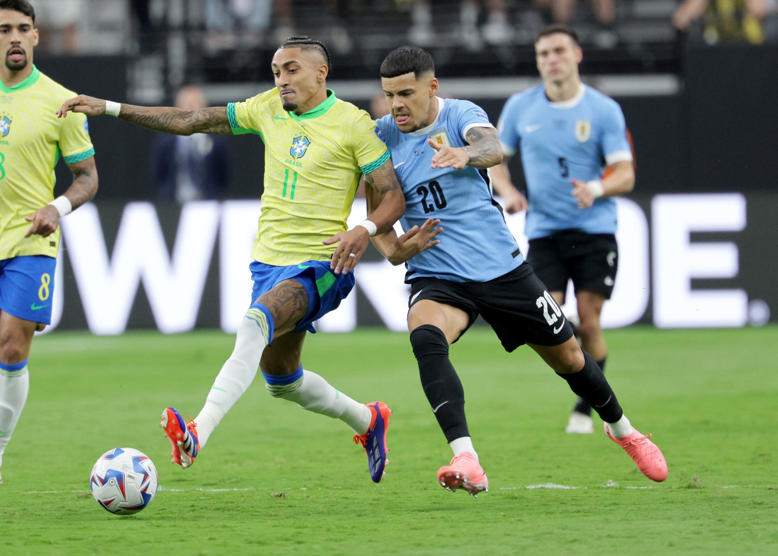 Las Vegas (United States), 07/07/2024.- Raphinha Dias of Brazil (L) in action against Maximiliano Araujo of Uruguay (R) during the CONMEBOL Copa America 2024 Quarter-finals match between Uruguay and Brazil, in Las Vegas, Nevada, USA, 06 July 2024. (Brasil) EFE/EPA/ALLISON DINNER