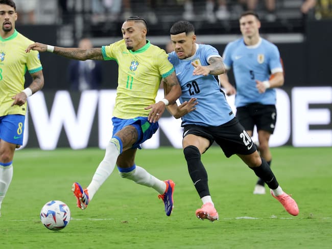Las Vegas (United States), 07/07/2024.- Raphinha Dias of Brazil (L) in action against Maximiliano Araujo of Uruguay (R) during the CONMEBOL Copa America 2024 Quarter-finals match between Uruguay and Brazil, in Las Vegas, Nevada, USA, 06 July 2024. (Brasil) EFE/EPA/ALLISON DINNER