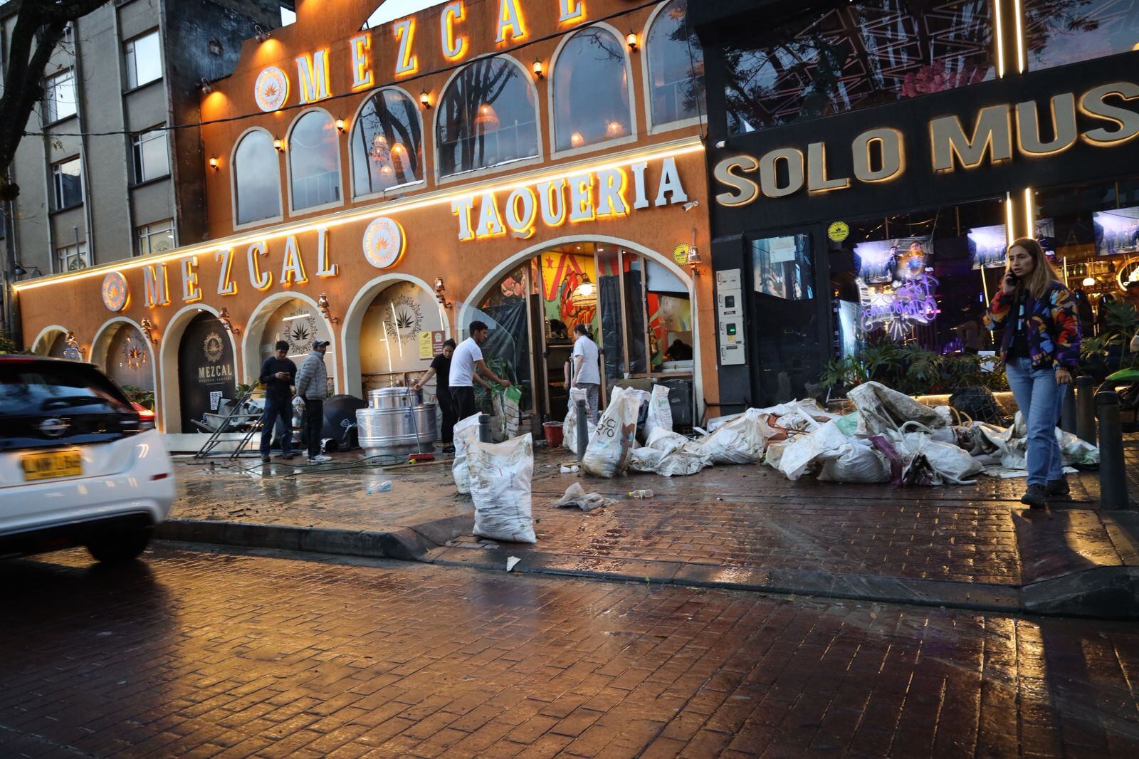 Sancionan establecimientos de la 85 en Bogotá, por disponer basuras de manera indebida. Foto: UAESP.