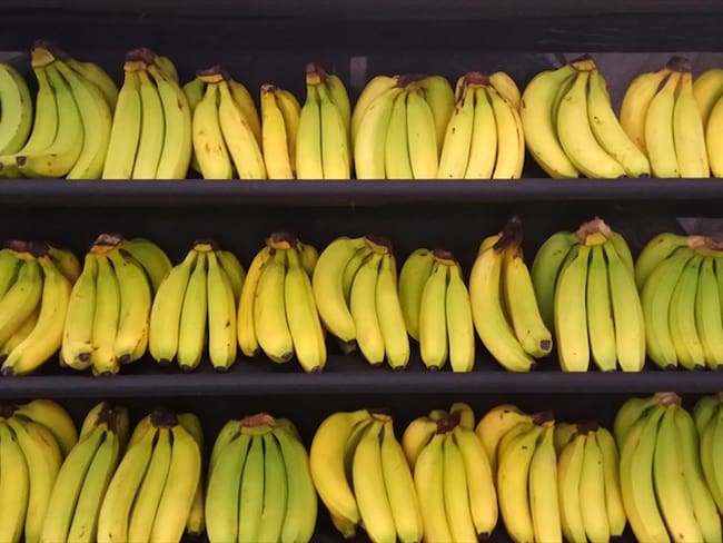 Productores y exportadores de banano están inconfirmes por los pagos por caja desde almacenes de Estados Unidos y algunas regiones de Europa. Foto: Getty Images / FITRI ISKANDAR ZAKARIAH