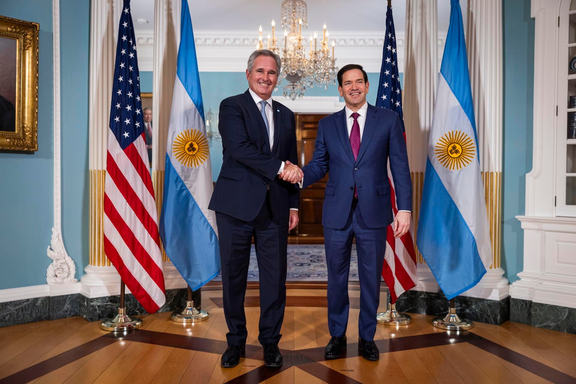 WASHINGTON (United States), 13/11/2025.- US Secretary of State Marco Rubio (R) poses for a photo op with Argentine Foreign Minister Pablo Quirno (L) ahead of their meeting at the State Department in Washington, DC, USA, 13 November 2025. The Trump administration agreed to a $20 billion economic stabilization deal with Argentina. EFE/EPA/JIM LO SCALZO