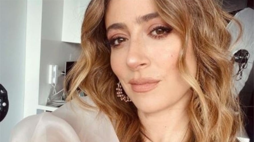 Verónica Orozco presumió su cintura de avispa al alzarse el suéter. Foto: Instagram: @laveronicaorozco