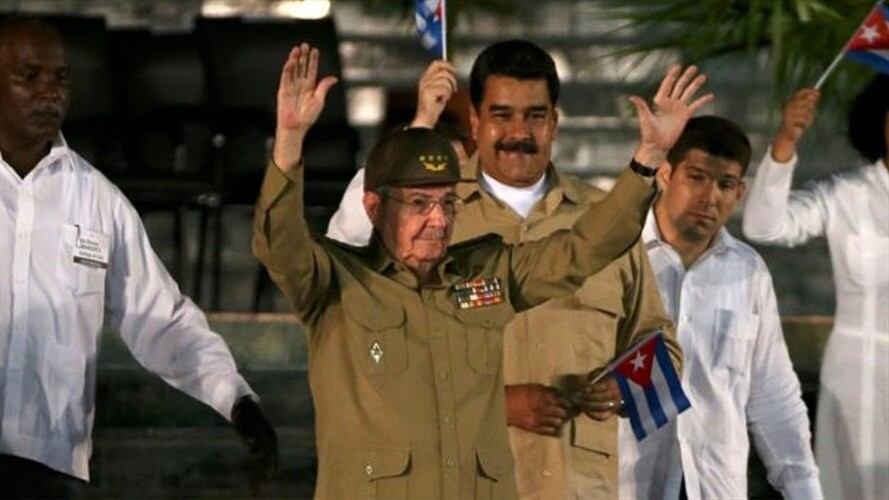 El presidente cubano, Raúl Castro, levanta los brazos durante el último acto masivo de las exequias de su hermano Fidel, en Santiago de Cuba.. Foto: BBC Mundo