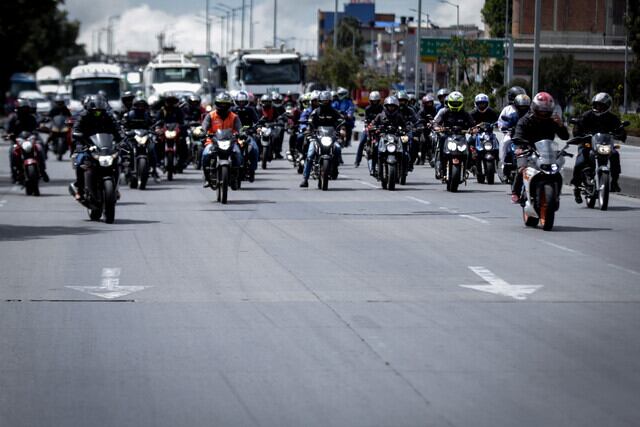 Movilización de motociclistas en Bogotá. Foto: Colprensa/Diego Pineda