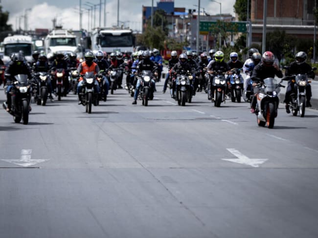 Movilización de motociclistas en Bogotá. Foto: Colprensa/Diego Pineda