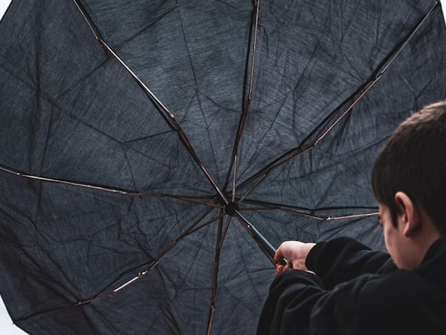 Imagen de referencia de niño sosteniendo un paraguas . Foto: Getty Images / Manuel Sáez Campillos / EyeEm