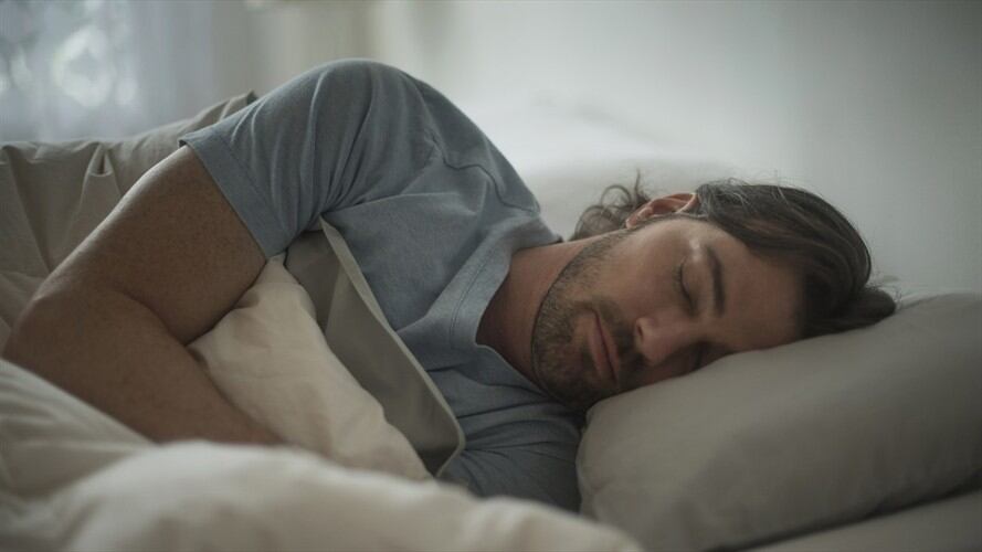 Jesse Lyon, hipnoterapeuta profesional y quien ha ganado reconocimiento en su plataforma de TikTok, menciona tres consejos clave para poder conciliar el sueño de forma más expedita. Foto: Getty Images / TETRA IMAGES