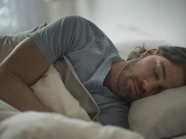 Jesse Lyon, hipnoterapeuta profesional y quien ha ganado reconocimiento en su plataforma de TikTok, menciona tres consejos clave para poder conciliar el sueño de forma más expedita. Foto: Getty Images / TETRA IMAGES