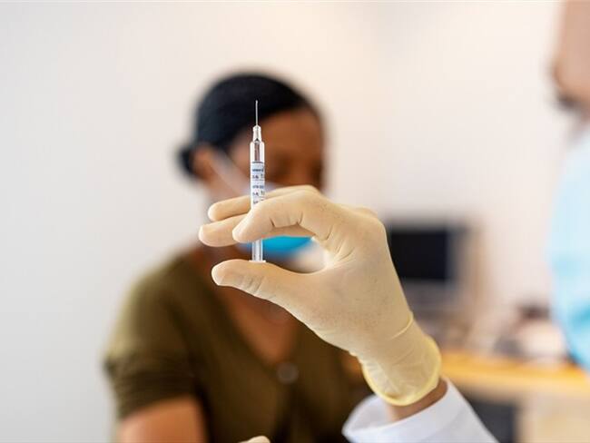 Imagen de referencia de vacunación contra la COVID-19. Foto: Getty Images /  Luis Alvarez
