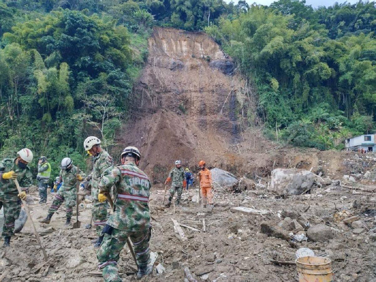 Hombres de la Octava Brigada del Ejército apoyan la emergencia en Pereira