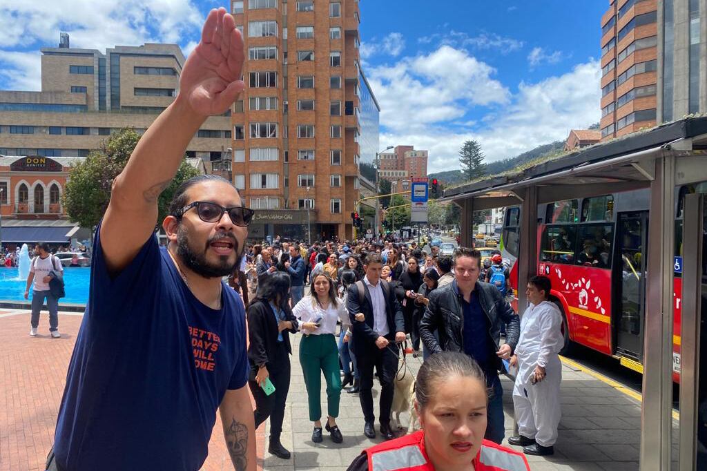Personas salen de un edificio al ser evacuadas tras un temblor de 6.1 hoy, en Bogotá (Colombia).  Un temblor de magnitud 6,1 sacudió al mediodía de este jueves buena parte de Colombia, sin que hasta el momento las autoridades hayan informado de víctimas o daños. EFE/ Diana Sánchez