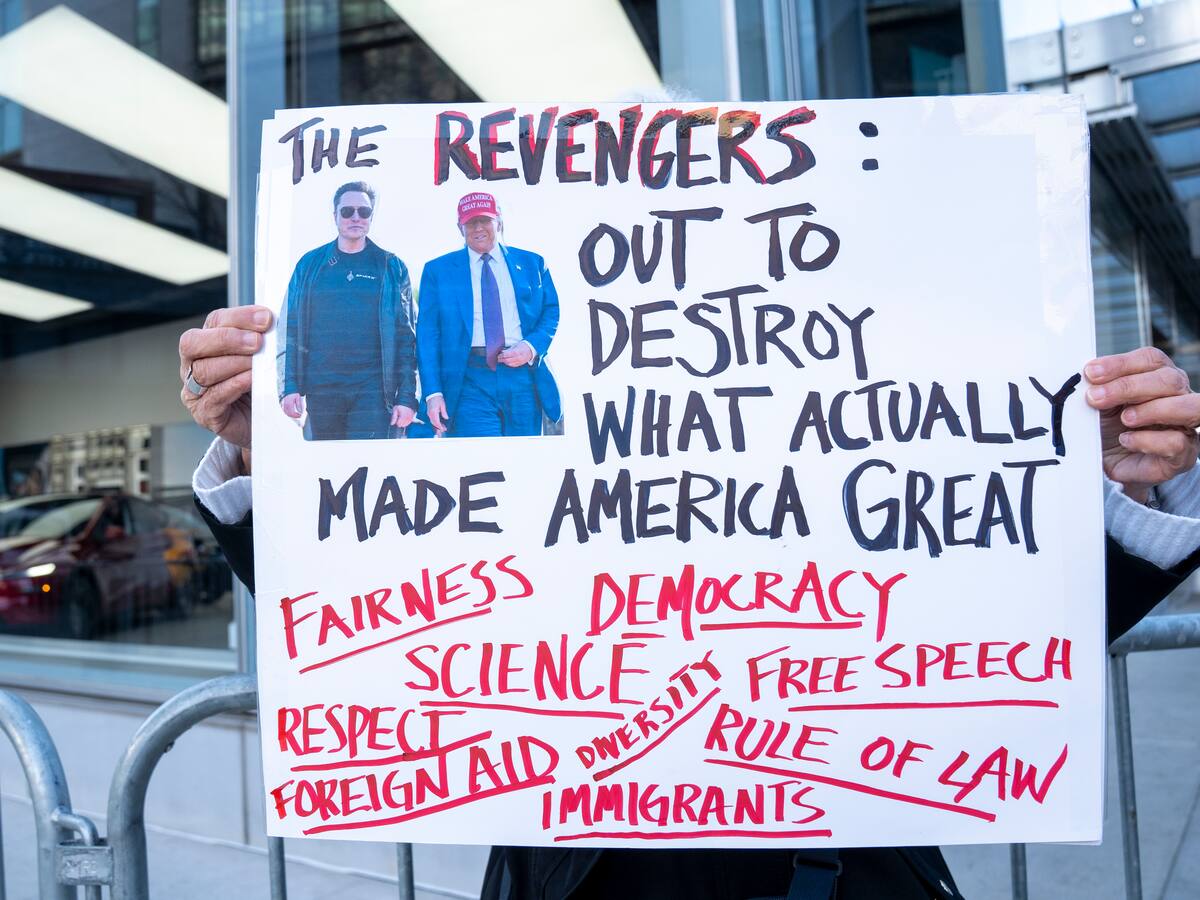 Un juez le ordenó a Trump reincorporar a empleados despedidos de casi veinte agencias de EE. UU.